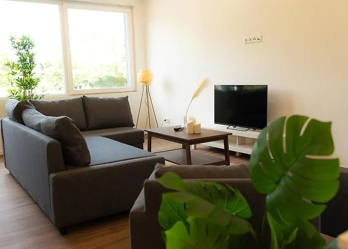 Dohann2 Zentrum, Messehalle, Stationnah & Privatparkplatz *