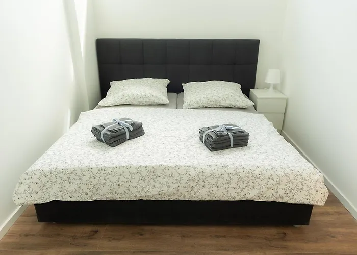 Dohann2 Zentrum, Messehalle, Stationnah & Privatparkplatz *